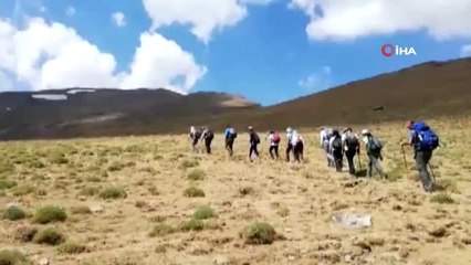 Dağcıların, 3684 rakımlı Başet Dağı'nda karla birlikte pekmez keyfi