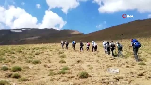 Dağcıların, 3684 rakımlı Başet Dağı'nda karla birlikte pekmez keyfi