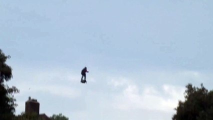 Francés Franky Zapata logra hazaña de cruzar el canal de la Mancha con tabla voladora