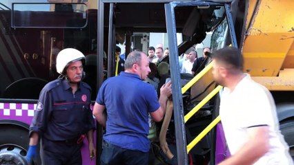 Sancaktepe’de halk otobüsü hafriyat tırına çarptı - İSTANBUL