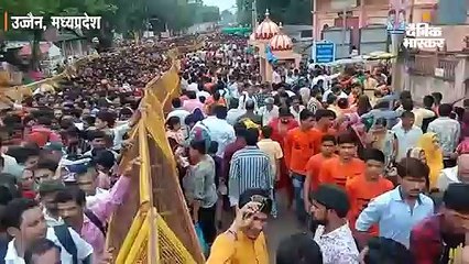 उज्जैन में उमड़ा भक्तों का सैलाब, दर्शन के लिए एक लाख से ज्यादा लोग लाइन में लगे