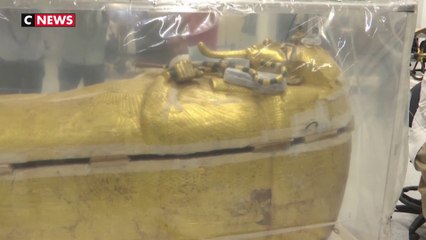 L’Egypte présente un sarcophage de Toutânkhamon en restauration