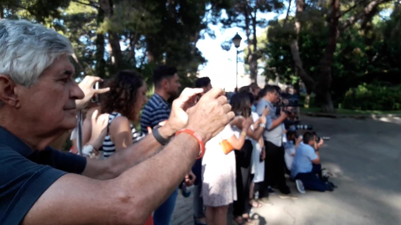 Los Reyes de España y sus hijas posan ante la prensa