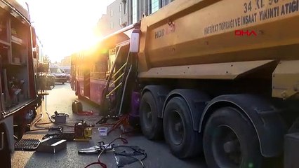 Halk otobüsü kamyona çarptı, sıkışan sürücüyü itfaiye kurtardı