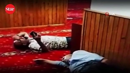 Camide uzanma numarası yaptı: Telefonu böyle çaldı