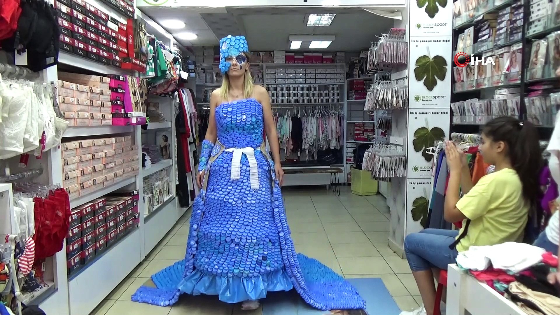 10 bin atık plastik şişe kapağından elbise yaptı - Dailymotion Video
