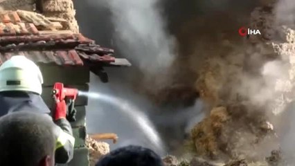 Açık unutulan lamba samanlığı yaktı