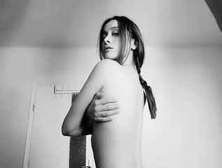 Şarkıcı Elif Kaya, #kazdağlarıhepimizin demek için soyundu