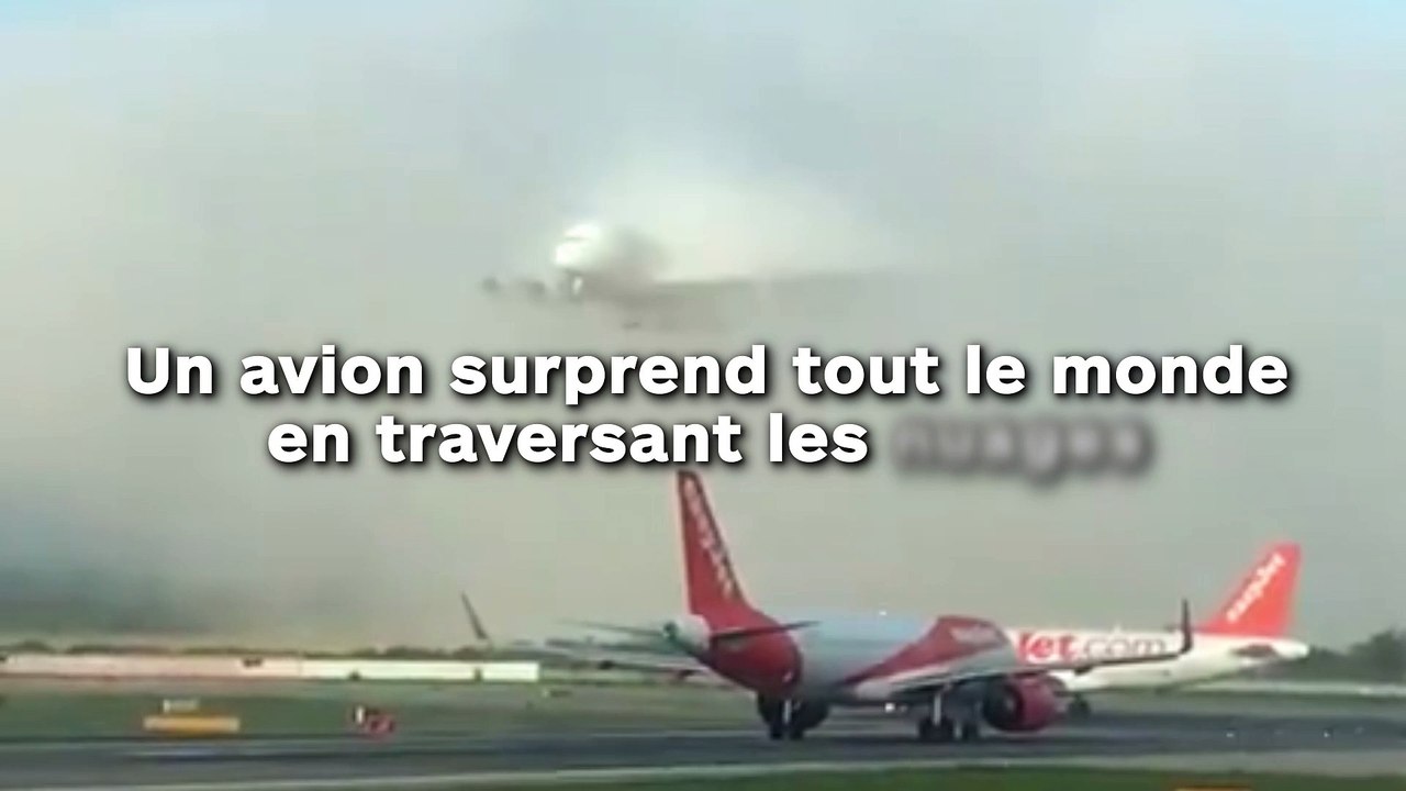 Un avion surprend tout le monde  en traversant les nuages !