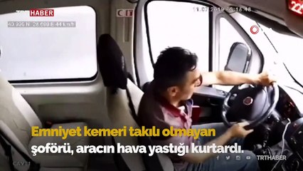 Trafik levhasına çarpan minibüs şoförünü hava yastığı kurtardı