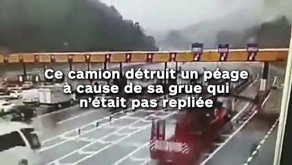 Ce camion détruit un péage à cause de sa grue qui  n’était pas repliée !