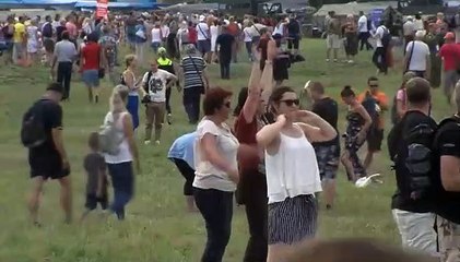 Lituania recibe a un caza F-18 español a ritmo del “¡Que viva España!”