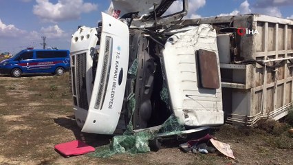 Belediyeye ait çöp kamyonu devrildi: 3 yaralı