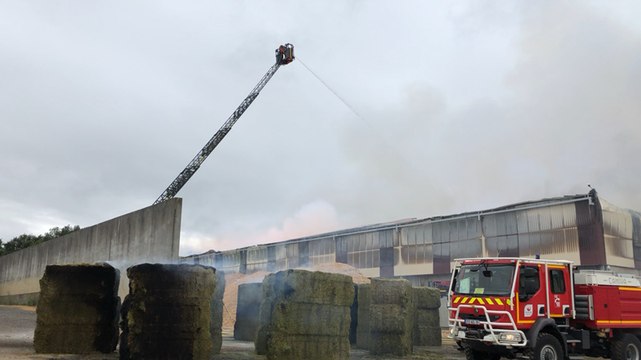 L’incendie a pris dans un entrepôt de fourrage, lundi 5 août vers 6h