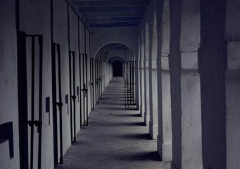 തീഹാര്‍ ജയിലില്‍ പ്രേതബാധ | Oneindia Malayalam