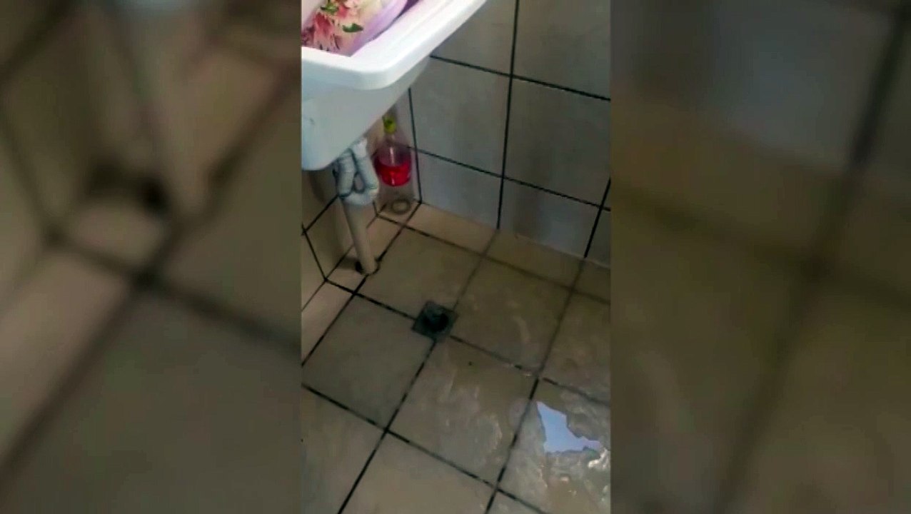 Água por todo lado! Moradora relata problemas em encanamentos no Riviera