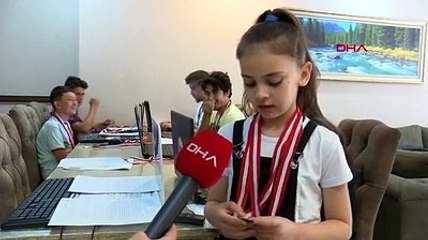 Kağıt klavyeli eğitim ile dünya şampiyonluğuna giden yol: "Ekran yoktu, metni zihnimizde canlandırdık"