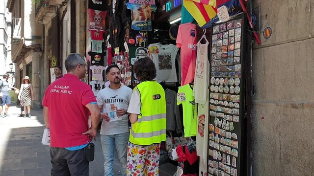 Barcelona inicia una campaña sancionadora para tiendas de souvenirs