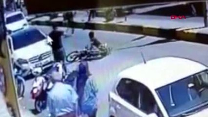 GAZİANTEP KUCAĞINDA ÇOCUĞUYLA KARŞIYA GEÇERKEN MOTOSİKLET ÇARPTI