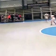 On n'a jamais vu des femmes jouer si mal au football...