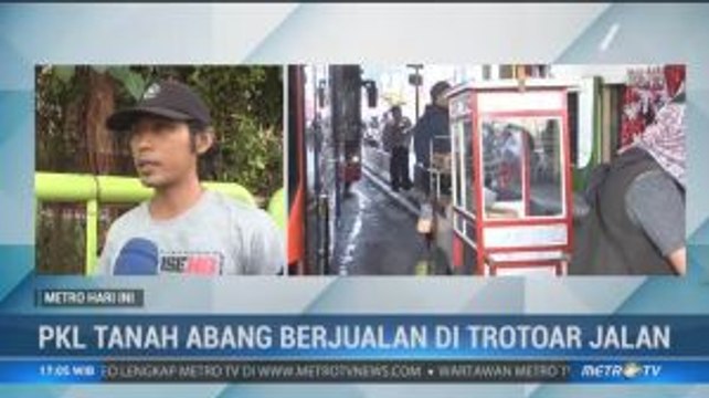 Sudah Dirazia, PKL Tanah Abang Tetap Berjualan di Trotoar Jalan
