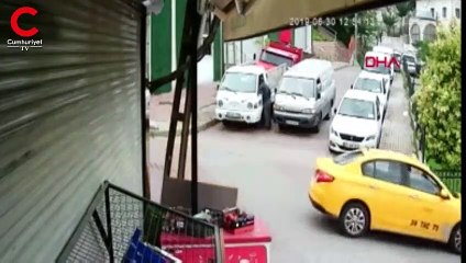 Gözaltına alınmamak için polise biber gazı sıktılar