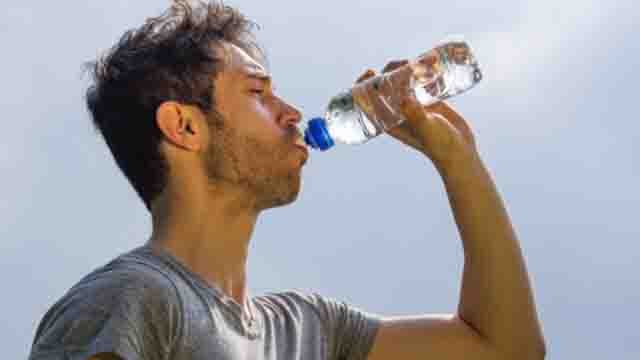 खड़े होकर पानी पीना है जानलेवा | Should you drink water while standing | Boldsky