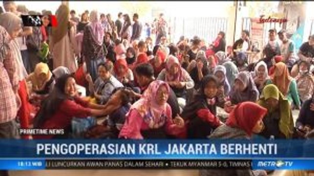 KRL Lumpuh, Penumpang Menumpuk di Stasiun Tanah Abang