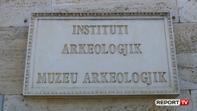 Brenda në Muzeun Arkeologjik të Tiranës, aty ku ruhen pasuritë e nëndheshme
