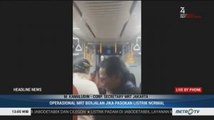 Petugas Evakuasi Penumpang MRT yang Terjebak