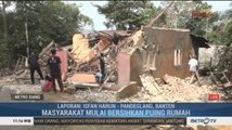 Petugas Bersama Warga Bersihkan Puing Sisa Gempa Banten