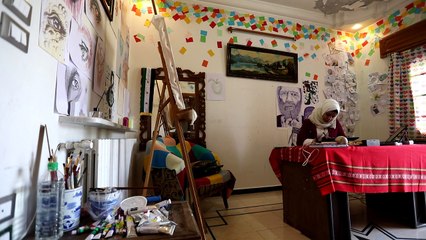 رسامة كاريكاتور سورية تتحدى القيود وترسم معاناة سكان إدلب