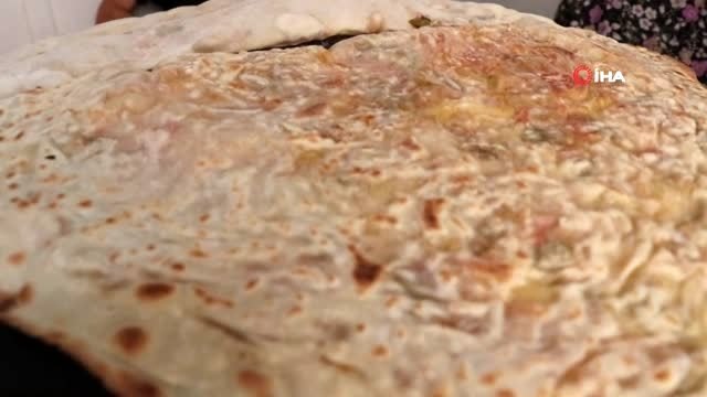 Gözleme yaparak öğrencilere burs desteği sağlıyor