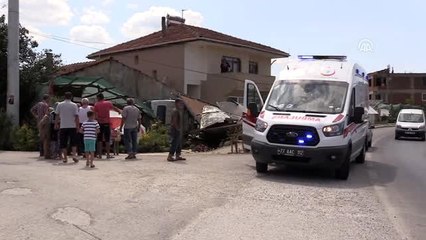 Kamyonet evin duvarına çarptı: 2 yaralı