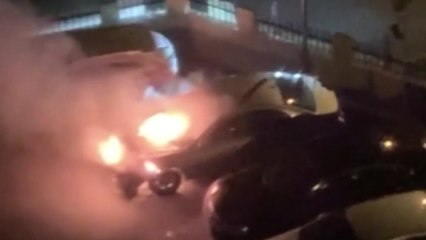 울산 아파트에 주차된 승용차서 불...다친 사람 없어 / YTN