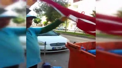 Temizlik işçisi çöpte bulduğu Türk Bayrağını öpüp cebine koydu