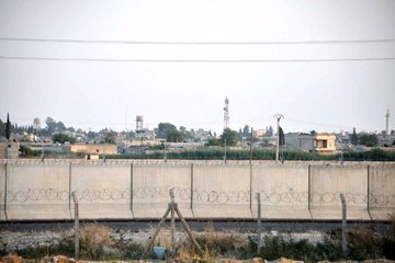 Cumhurbaşkanı Erdoğan'ın güvenlik koridoru açıklaması sonrası PKK/PYD, sınırdaki bez parçalarını indirdi