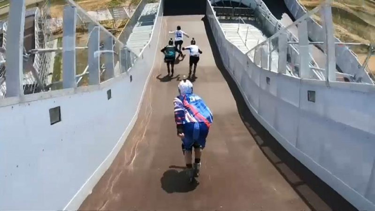 Descenso de 'skate cross' o la alternativa veraniega al descenso sobre hielo