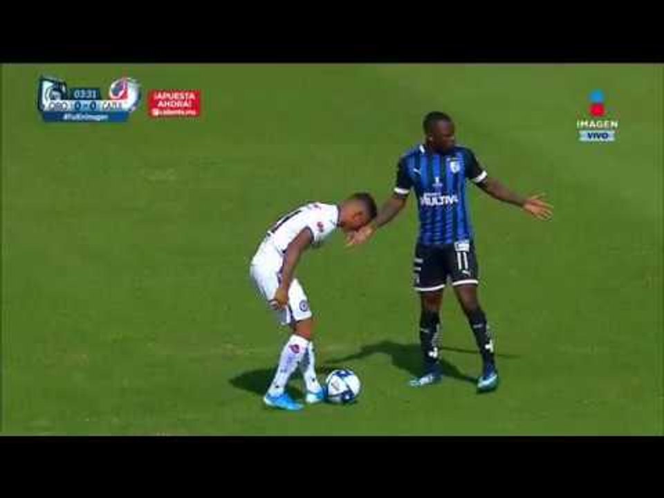 Tiro peligroso del Cruz Azul a la portería de G...