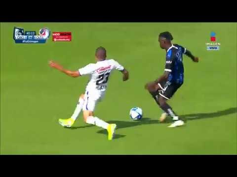 Ake Loba envía al suelo al paraguayo Pablo Aguilar | Querétaro vs Cruz Azul