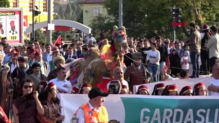 Sivas'ta 1058 kişi aynı anda halay çekti