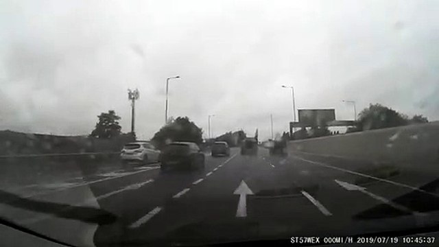 Ne jamais doubler un camion qui freine sur l'autoroute...