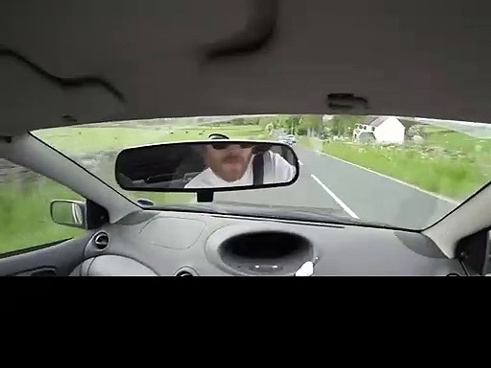 Il se retourne en voiture et reste très calme... Grosse maitrise et self-control