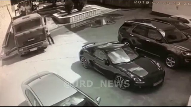 Il réussit à stopper un camion à mains nues avant qu'il ne percute une Porsche !