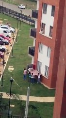 Ils essaient de sauver un chien piégé sur le rebord d'une fenêtre du 2e étage d'un immeuble mais ça ne se termine pas comme prévu