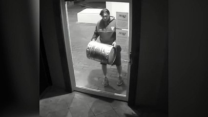 Ce voleur est vraiment débile...