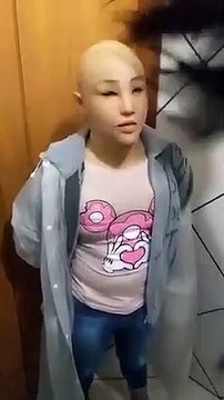 Un prisonnier se déguise en sa fille et essaie de s'évader