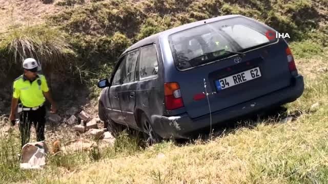 Boş sulama kanalına düşen otomobil korkuttu