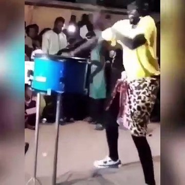 Des hommes en pagne, le “sabar” qui défraie la chronique sur la toile