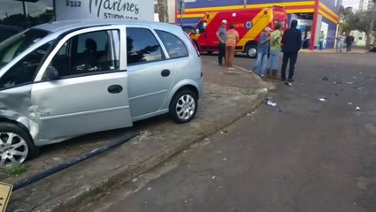 Carros colidem e deixam uma mulher ferida no Bairro Cancelli